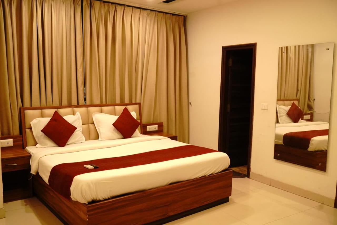 Hotel Pearl Wood Zirakpur Exterior foto