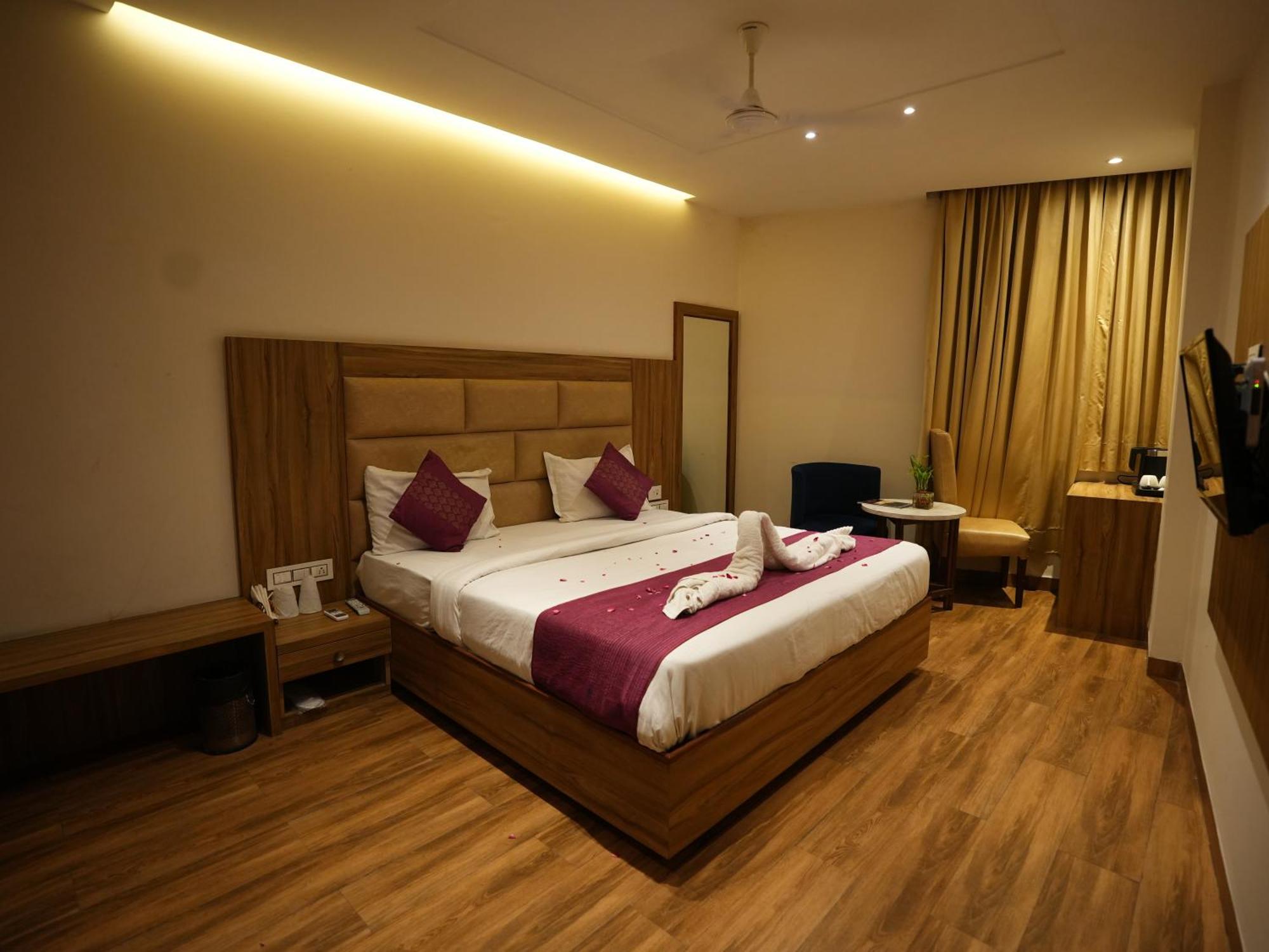Hotel Pearl Wood Zirakpur Exterior foto